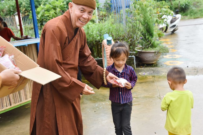 Ban Từ thiện: Tặng quà Trung Thu cho các em học sinh ở Đắk Som, Đăk Nông